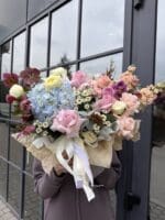 Квітковий кошик з трояндами та хеліборусом