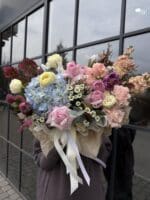Квітковий кошик з трояндами та хеліборусом