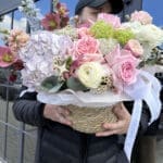 Квітковий кошик з трояндами та гортезією