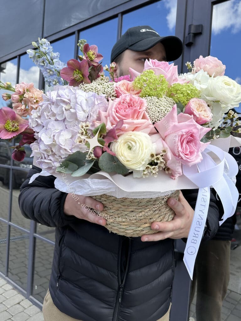 Квітковий кошик з трояндами та гортезією