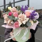 Квіткова коробка з трояндами та ранункулюсом