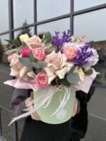 Квіткова коробка з трояндами та ранункулюсом