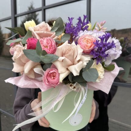 Квіткова коробка з трояндами та ранункулюсом