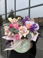 Квіткова коробка з трояндами та ранункулюсом