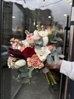 Весільний букет з матіолою та фрезіями