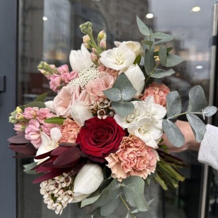 Весільний букет з матіолою та фрезіями