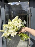 Весільний букет з фрезією та зантедескією