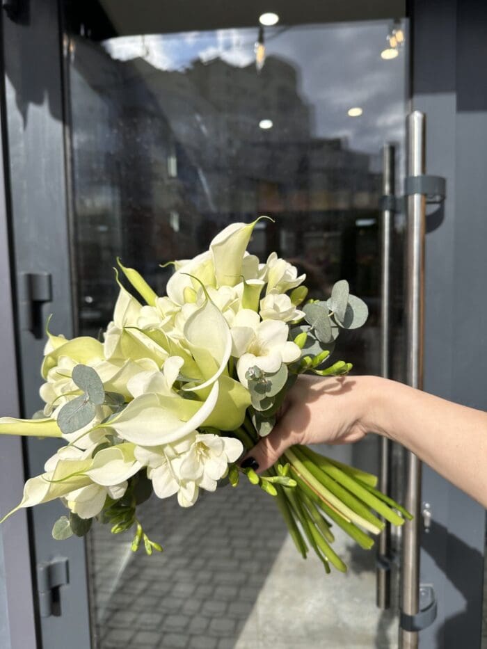 Весільний букет з фрезією та зантедескією