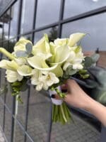 Весільний букет з фрезією та зантедескією