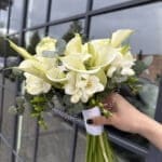 Весільний букет з фрезією та зантедескією