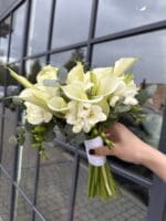 Весільний букет з фрезією та зантедескією