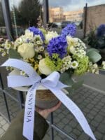 Квітковий кошик з трояндами та хризантемами