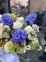 Квітковий кошик з трояндами та хризантемами