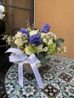 Квітковий кошик з трояндами та хризантемами