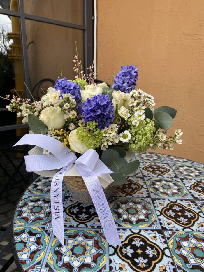 Квітковий кошик з трояндами та хризантемами