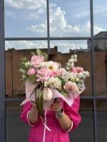 Квіткова коробка з трояндами та матрікарією - Зображення 3