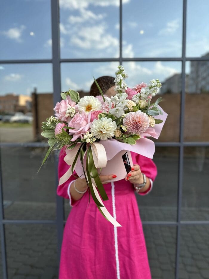 Квіткова коробка з трояндами та матрікарією
