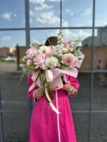 Квіткова коробка з трояндами та матрікарією