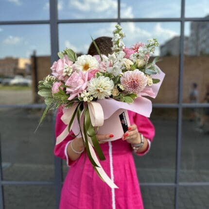 Квіткова коробка з трояндами та матрікарією