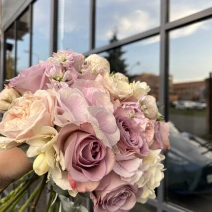 Весільний букет з гортензіями та фрезією