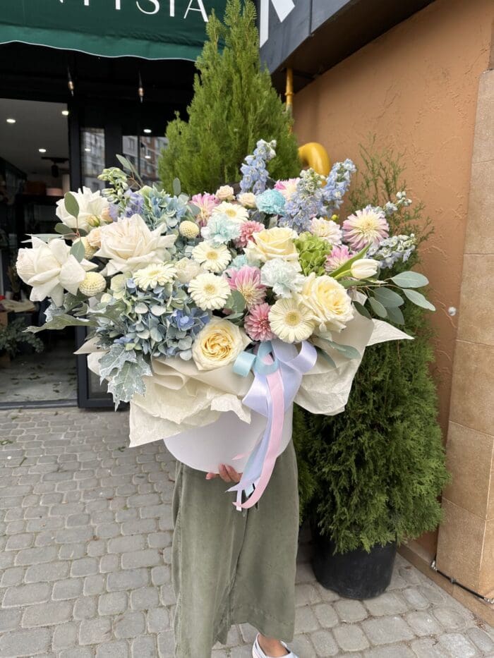 Квіткова коробка з герберою та жоржинами - Зображення 3