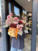 Квіткова коробка з хризантемами та гортензією