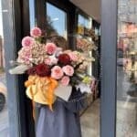 Квіткова коробка з хризантемами та гортензією