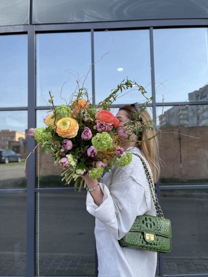 Авторський букет з ранункулюсом та гілками верби