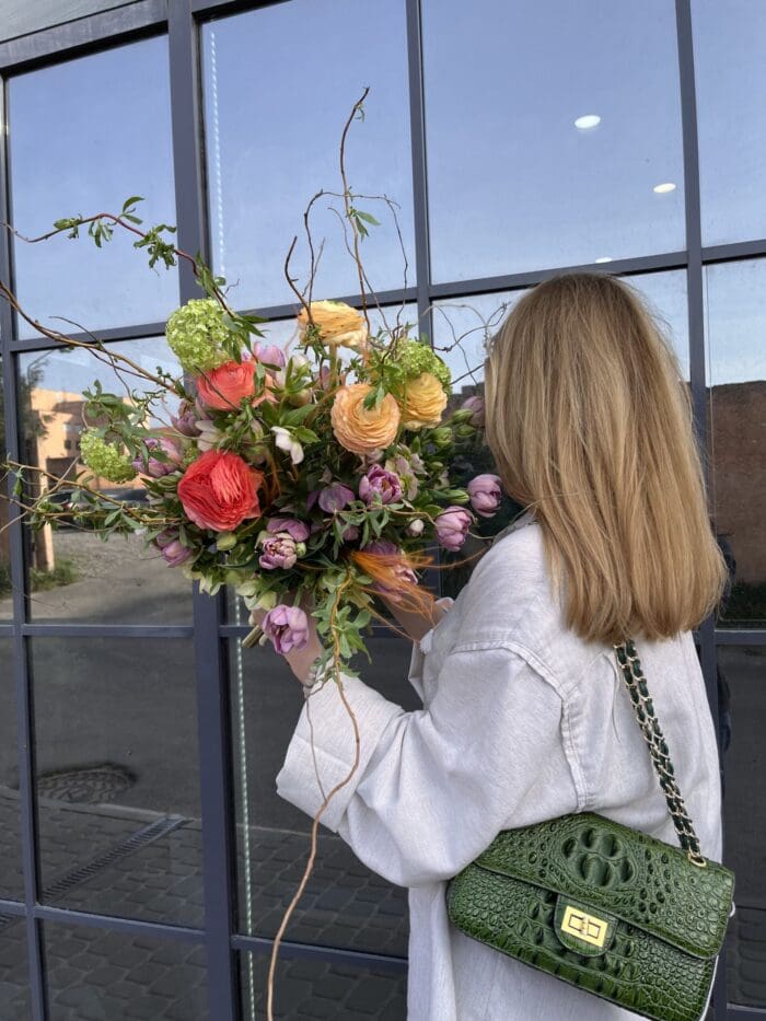 Авторський букет з ранункулюсом та гілками верби