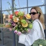 Авторський букет з ранункулюсом та гілками верби