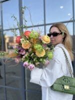 Авторський букет з ранункулюсом та гілками верби