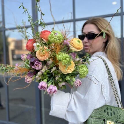 Авторський букет з ранункулюсом та гілками верби