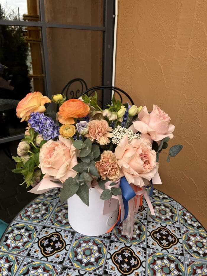 Квіткова коробка з ранункулюсом та гіацинтом