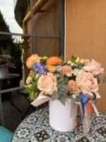 Квіткова коробка з ранункулюсом та гіацинтом