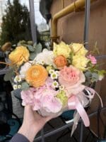 Авторський квітковий кошик з гортензією та гілками верби