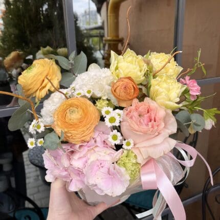 Авторський квітковий кошик з гортензією та гілками верби