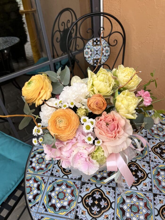 Авторський квітковий кошик з гортензією та гілками верби