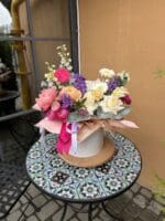 Квіткова коробка з півоніями та гіацинтами