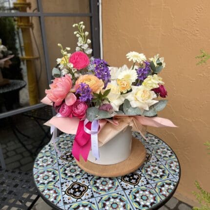 Квіткова коробка з півоніями та гіацинтами