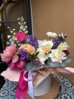 Квіткова коробка з півоніями та гіацинтами