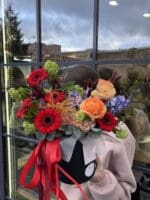 Чоловіча квіткова коробка з герберою та ранункулюсами