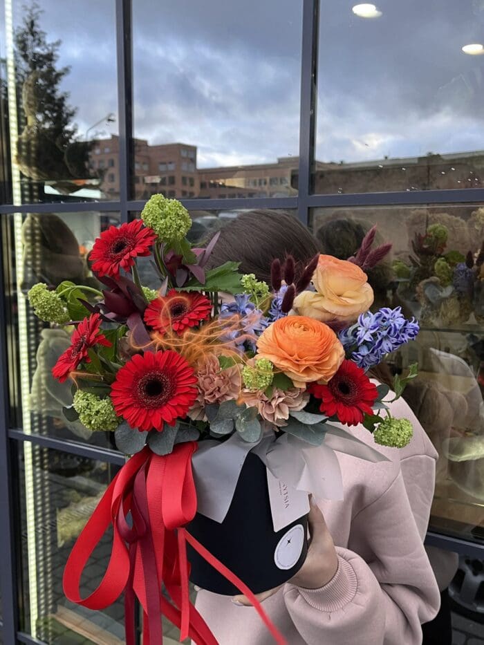 Чоловіча квіткова коробка з герберою та ранункулюсами