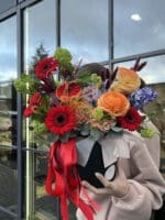 Чоловіча квіткова коробка з герберою та ранункулюсами