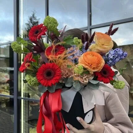 Чоловіча квіткова коробка з герберою та ранункулюсами