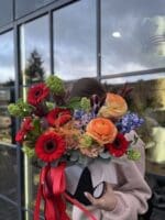 Чоловіча квіткова коробка з герберою та ранункулюсами