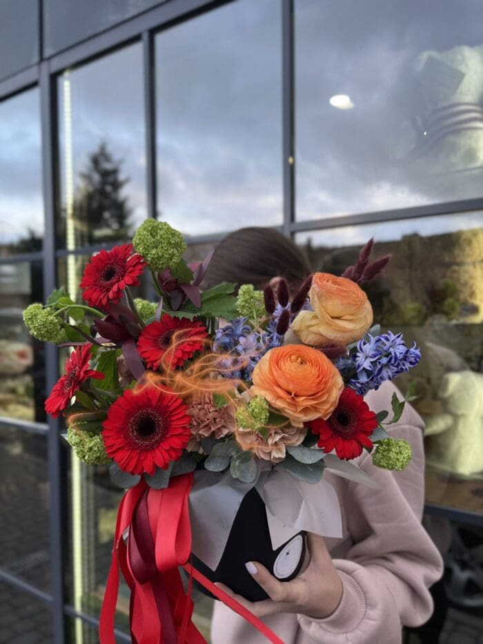 Чоловіча квіткова коробка з герберою та ранункулюсами