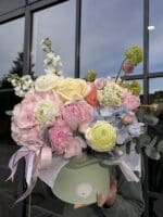 Квіткова коробка з гортензією та півоніями