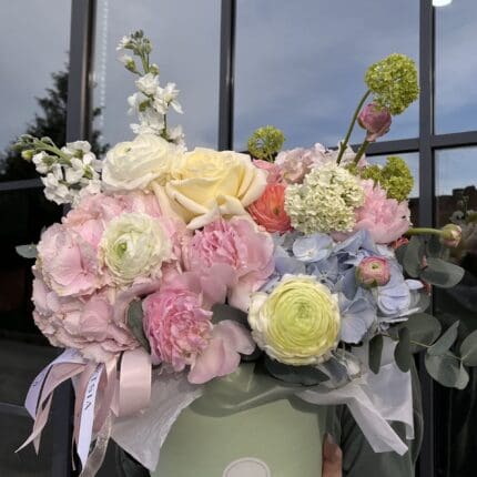 Квіткова коробка з гортензією та півоніями