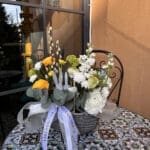 Великодній квітковий кошик з ранункулюсами та вербовими котиками