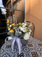 Великодній квітковий кошик з ранункулюсами та вербовими котиками